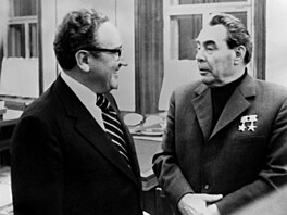 Americký ministr zahranièí Henry Kissinger s vùdcem SSSR Leonidem Brežnìvem...