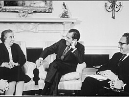 Americký ministr zahranièí Henry Kissinger (vpravo), prezident USA Richard...