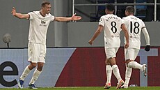Fotbalisté West Hamu slaví gól Tomáše Souèka (vlevo) na høišti srbského celku...