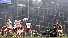 Brankáø Manchesteru United André Onana se ohlíží za míèem v síti.