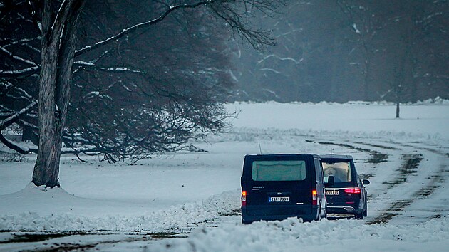 Pohøební vùz pøivezl rakev s ostatky Karla Schwarzenberga do orlického zámeckého parku, kde se nachází hrobka šlechtického rodu. V ní bude urna s ostatky bývalého politika uložena. (9. prosince 2023)