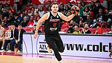Jaromír Bohaèík z Nymburka útoèí na koš Zaragozy v utkání FIBA Europe Cupu.