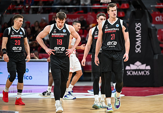 Nymburští basketbalisté smutní bìhem utkání FIBA Europe Cupu proti Zaragoze.