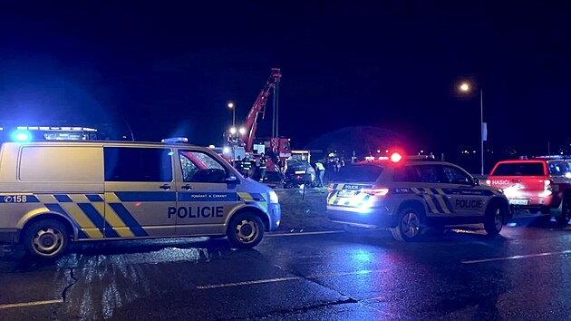 Nehoda ve Vestci u Prahy, auto sjelo do retenèní nádrže v kruhovém objezdu (12. prosince 2023)