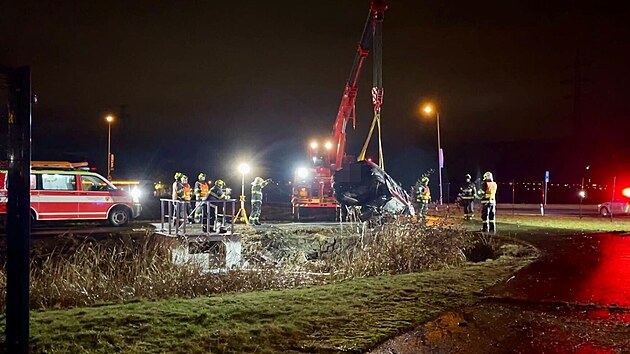 Nehoda ve Vestci u Prahy, auto sjelo do retenèní nádrže v kruhovém objezdu (12. prosince 2023)