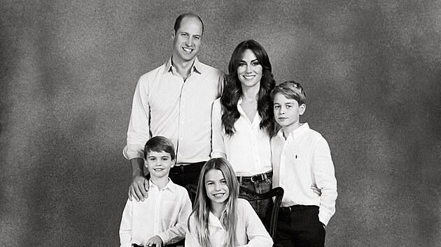 Princ William, princezna Kate a jejich dìti princ Louis, princezna Charlotte a princ George na snímku pro vánoèní pøání (2023)