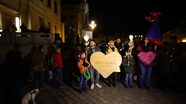 Desítky lidí se sešly na námìstí Václava Havla v Praze, odkud vyrazily na vzpomínkový pochod nazvaný Srdce na Hrad. (18. prosince 2023)