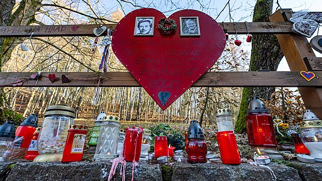 Lidé si pøipomnìli 12. výroèí úmrtí prezidenta Václava Havla u jeho chalupy na Hrádeèku na Trutnovsku. 
(18. prosince 2023)