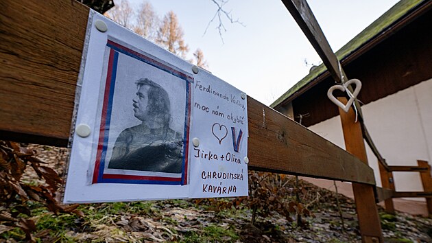 Lidé si pøipomnìli 12. výroèí úmrtí prezidenta Václava Havla u jeho chalupy na Hrádeèku na Trutnovsku. 
(18. prosince 2023)