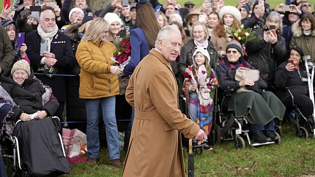 Král Karel III. na procházce mezi lidmi po tradièní vánoèní bohoslužbì v Sandringhamu