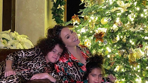 Zpìvaèka Mariah Carey s dìtmi pøed jejich bohatì zdobeným stromeèkem. U Carey se celý den chodí v pyžamu a užívají si pohodovou vánoèní atmosféru.