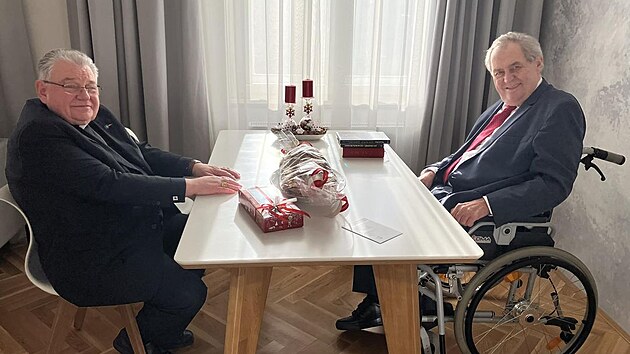 Bývalého prezidenta Miloše Zemana navštívil v jeho kanceláøi kardinál Dominik Duka. (20. prosince 2023)