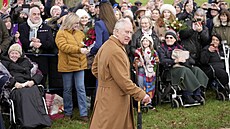 Král Karel III. na procházce mezi lidmi po tradièní vánoèní bohoslužbì v...