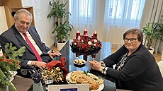 Bývalého prezidenta Miloše Zemana navštívila v jeho kanceláøi bývalá ministrynì...