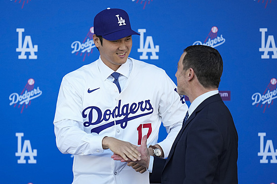 Šóhei Ohtani si tøese pravicí s prezidentem baseballového týmu LA Dodgers...