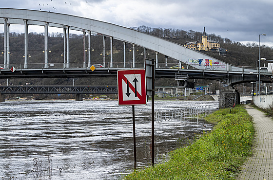 Zvýšená hladina Labe pod mostem Dr. Edvarda Beneše v Ústí nad Labem (25....