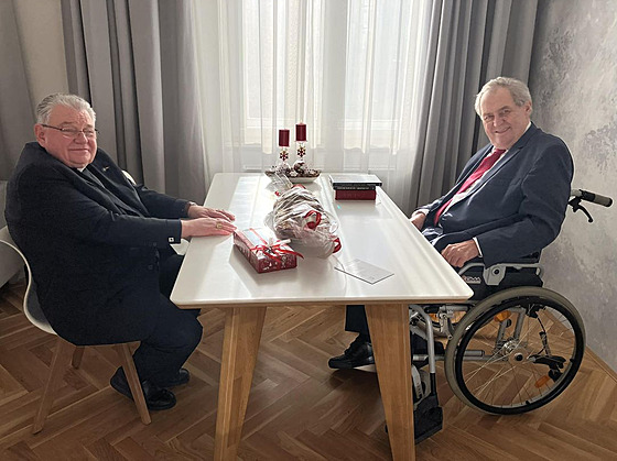 Bývalého prezidenta Miloše Zemana navštívil v jeho kanceláøi kardinál Dominik...