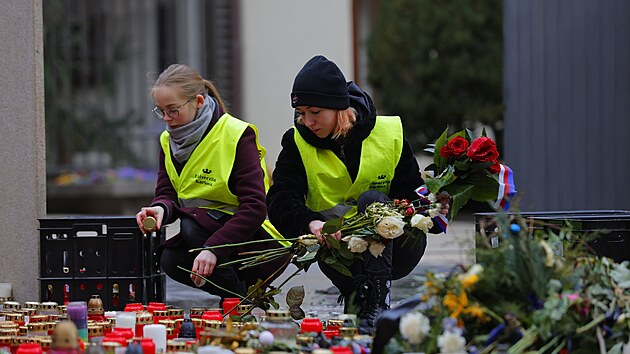 Studenti zaèali se sbìrem svíèek, kvìtin i vzkazù a fotografií na pietním místì pøed pražským Karolinem. (5. ledna 2024)