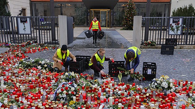 Studenti zaèali se sbìrem svíèek, kvìtin i vzkazù a fotografií na pietním místì pøed pražským Karolinem. (5. ledna 2024)