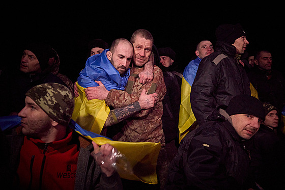 Ukrajinští váleèní zajatci po propuštìní z ruského zajetí (3. ledna 2024)
