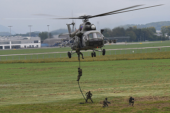 Výsadek z vrtulníku Mi-17 èeské armády