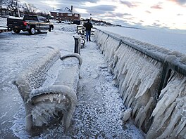 Zamrzlé pobøeží v americkém Hamburku ve státì New York (28. prosince 2017)