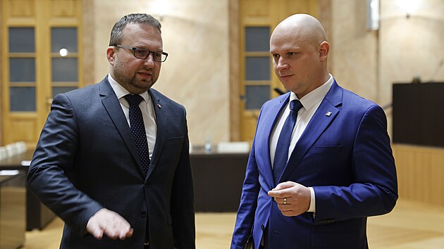 Ministr práce a sociálních vìcí Marian Jureèka (vlevo) pøichází k Ústavnímu soudu. (10. ledna 2024)
