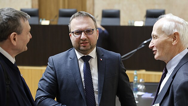 Ministr práce a sociálních vìcí Marian Jureèka (uprostøed) pøichází k Ústavnímu soudu. (10. ledna 2024)