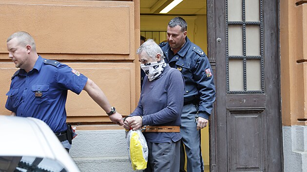Josef Neèas je obžalovaný z vraždy své družky, kterou v Rajhradì na Brnìnsku podle žalobce polil hoølavinou a zapálil.