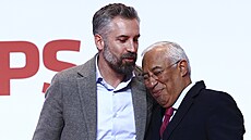 Nový šéf portugalských socialistù Pedro Nuno Santos a jeho pøedchùdce António...