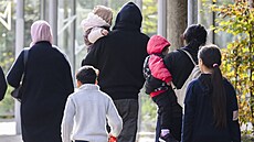Uprchlíci opouštìjí dolnosaský pøijímací úøad v nemìckém Braunschweigu. (18....