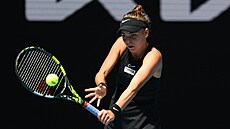 Sára Bejlek se soustøedí na bekhend v prvním kole Australian Open.