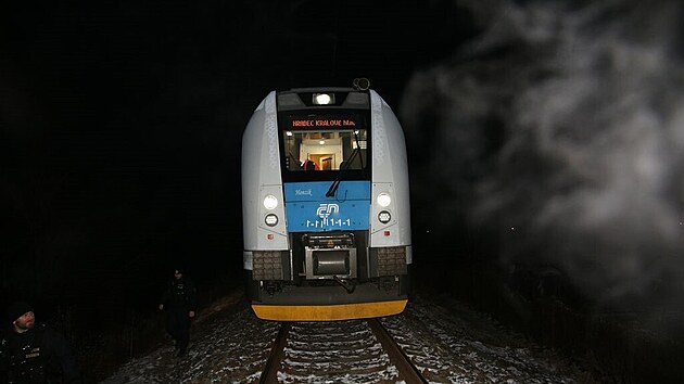 V Hradci Králové u zahrádkáøské kolonie Èervený Dvùr najel vlak na kamení na kolejích. (20. ledna 2024)