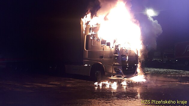 Plameny znièily na parkovišti u Nýøan na Plzeòsku kabinu kamionu. Šofér se nadýchal zplodin, záchranáøi ho odvezli do nemocnice.