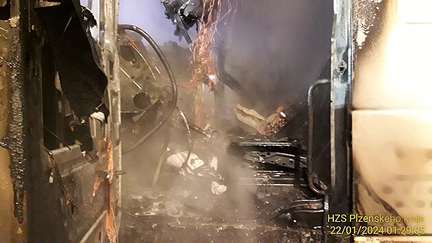 Plameny znièily na parkovišti u Nýøan na Plzeòsku kabinu kamionu. Šofér se nadýchal zplodin, záchranáøi ho odvezli do nemocnice.