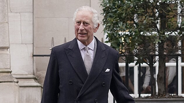 Král Karel III. pøi odchodu z nemocnice (Londýn, 29. ledna 2024)