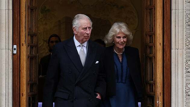 Král Karel III. a královna Camilla pøi odchodu z nemocnice (Londýn, 29. ledna 2024)