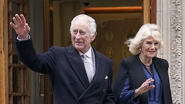 Král Karel III. a královna Camilla pøi odchodu z nemocnice (Londýn, 29. ledna 2024)