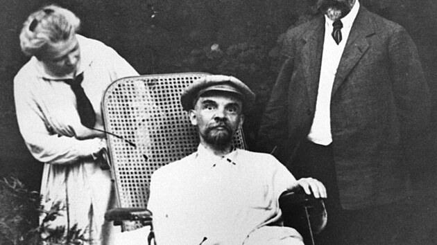 Údajnì poslední fotografie Vladimira Iljièe Lenina poøízená za jeho života. Vpravo stojí jeho lékaø Fjodor Alexandroviè Gete, vlevo Leninova sestra Marija
