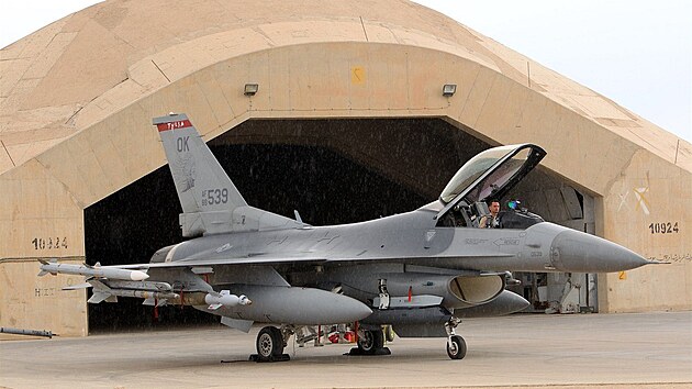 Americký stíhací letoun F16 na základnì Ajn al-Asad západnì od hlavního mìsta Bagdád