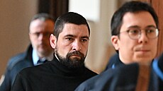 Obžalovaný Roman Rohozin (uprostøed) u Krajského soudu v Brnì, který pokraèoval...