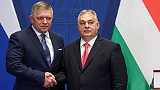 Slovenský premiér Robert Fico si podává ruku s maïarským premiérem Viktorem...