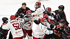 Potyèka po konci utkání mezi hokejisty Tøince (v bílém) a Sparty