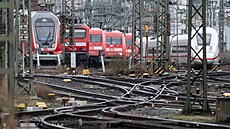 Nìmecké dráhy Deutsche Bahn (DB) a odbory strojvedoucích GDL se dohodly na...