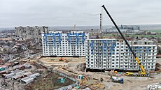 V nìkterých èástech Mariupolu se staví nové domy. (13. prosince 2023)