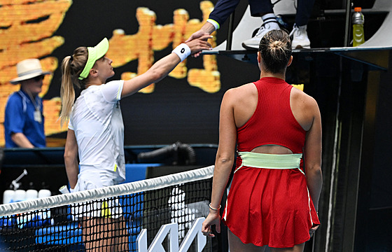 Ukrajinská tenistka Lesja Curenková podává ruku rozhodèí, pozdrav s bìloruskou...