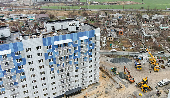 V nìkterých èástech Mariupolu se staví nové domy. (13. prosince 2023)