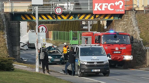 Nákladnímu automobilu se pøi podjíždìní viaduktu v Klatovech strhl návìs, který spadl na protijedoucí osobní auto. V nìm cestovali dva lidé, jeden z nich na místì zemøel.