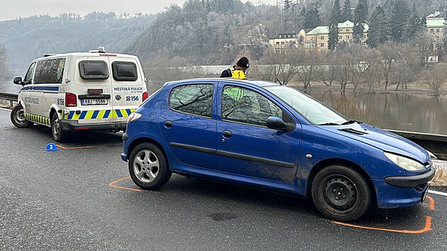 Ve Vraném nad Vltavou došlo k èelnímu støetu osobního vozu s dodávkou Mìstské policie (30. ledna 2024)