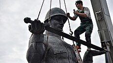 Ve Lvovské oblasti na Ukrajinì odstranili všechny památníky z dob Sovìtského...